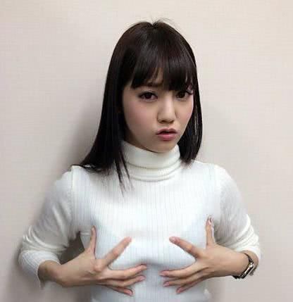 搞笑段子:美女穿紧身短裙超市购物,俯下身子内内全漏了 搞笑段子:美女穿紧身短裙超市购物,俯下身子内内全漏了