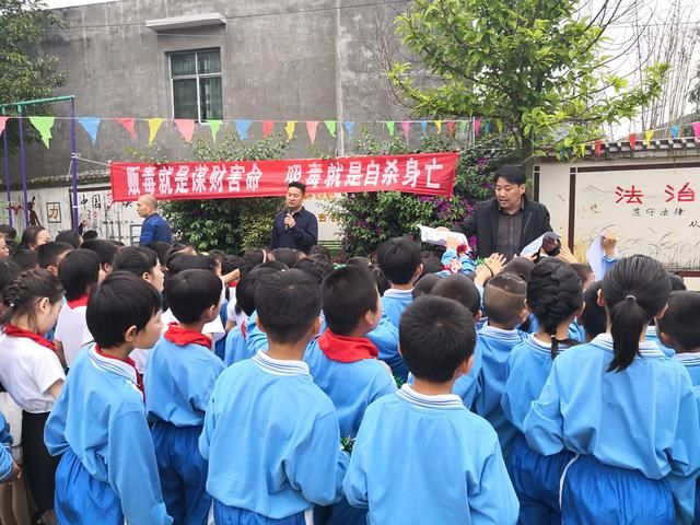 普安县总工会六一儿童节到扶贫村上寨小学慰
