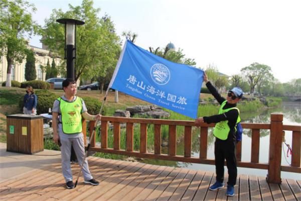 河北唐山海洋国际旅行社主办首届爱唐山徒步旅游大会在南湖举行