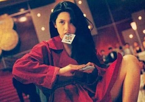 邱淑贞女儿越来越美,晚会造型港味十足,与妈妈如同复制粘贴