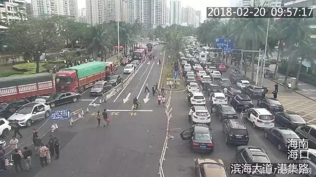 海南发生了什么？1万辆车滞留街头车主吃睡在路边