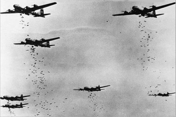 二战罕见照片:美军轰炸日本,东京炸成马蜂窝,1