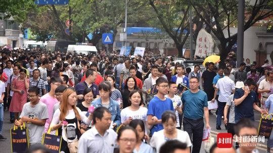 上万外地生赶考成都四七九 既考学生更考家长