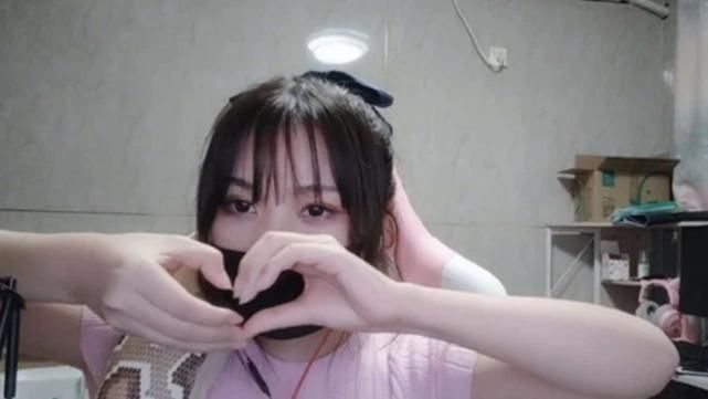 小团团国庆还不休息?开播仅10分钟,取下口罩与观众互动,网友:素颜太美