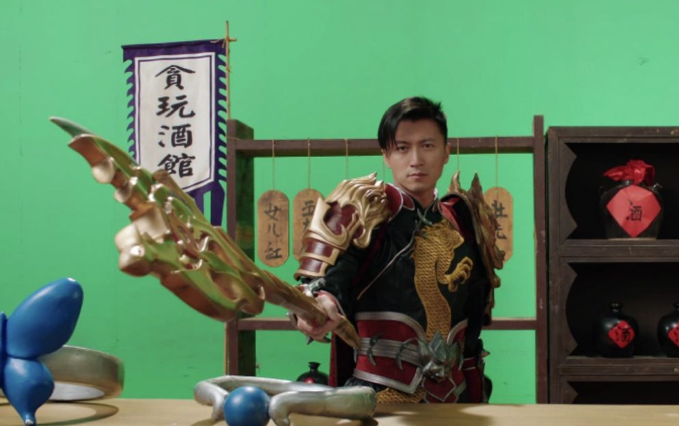 张柏芝穿睡衣送儿子上学，身材略显浮肿，头发未打理似常人
