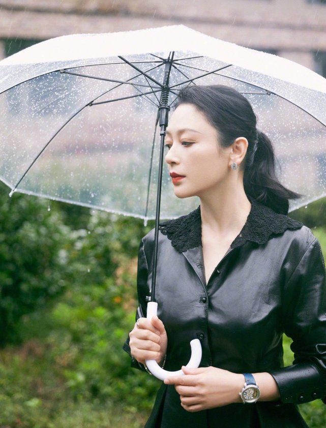 51岁陈红气质惊艳,黑皮衣显优越身材,镂空勾花配百褶裙真精致