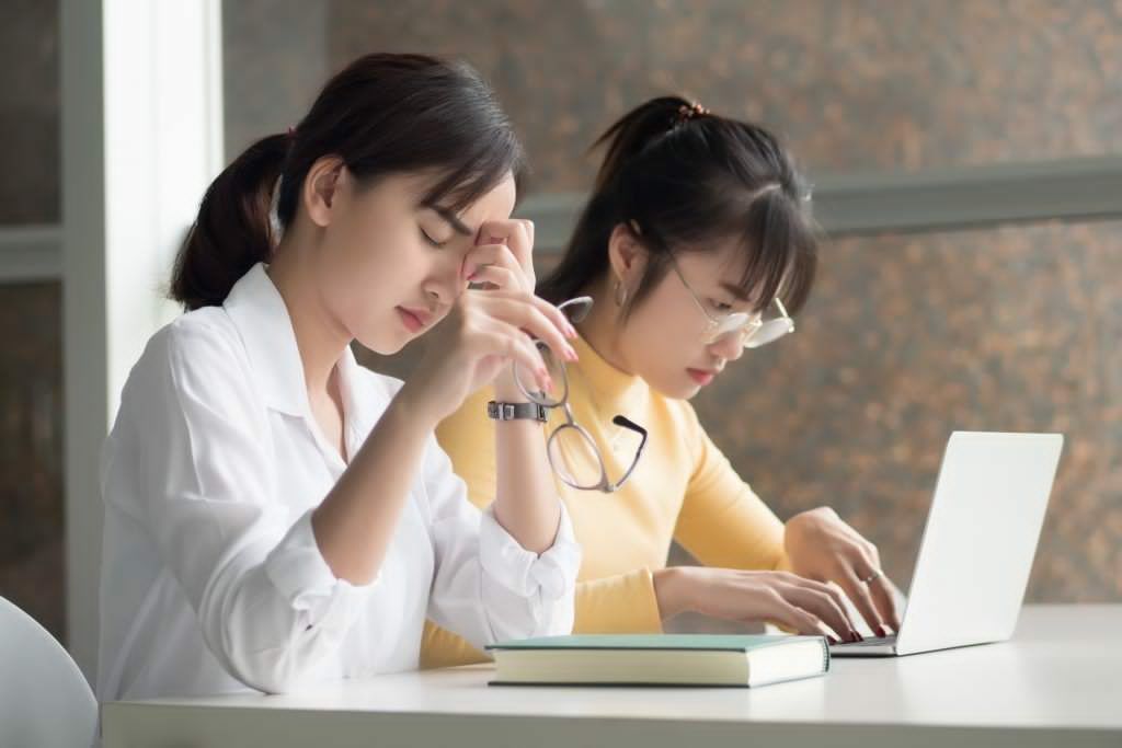 不要因为孩子被贴标签，就跟着老师一起否定他