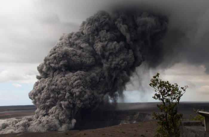夏威夷基拉韦厄火山喷发火山灰高度高达3万英