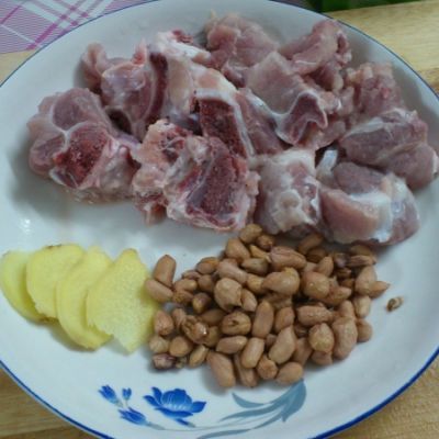 黄花菜枸杞排骨汤