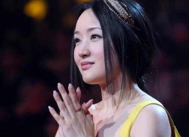 47岁杨钰莹为何至今单身? 看了第四张照片就明