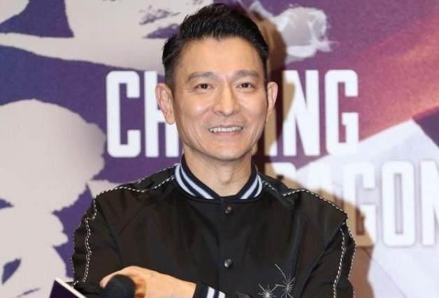 57岁刘德华再次当爸?携疑似身孕5个月妻子现身，观6岁女儿毕业礼_【快资讯】