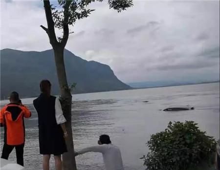 纳尼?8年驾龄“老司机”开车挂错档 一脚油门冲进滇池 188体育竞技平台