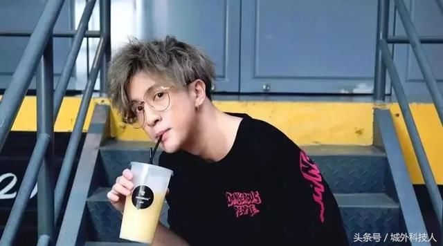 薛之谦又偷偷买了两首歌的版权,只因他说过听