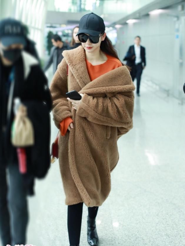 戚薇现身成都机场 穿一件李承铉的大睡袍回娘