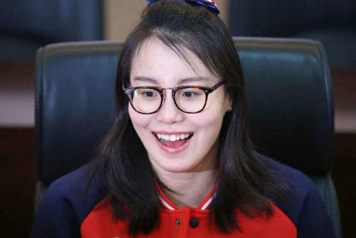 傅园慧又出新表情包啦!看她吃牛排的样子,吃出