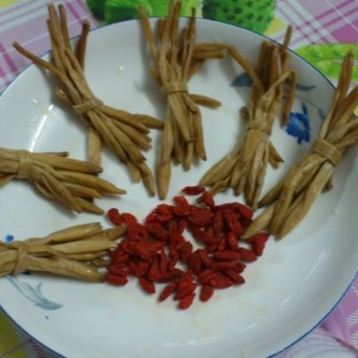 黄花菜枸杞排骨汤