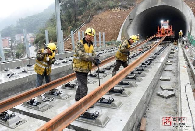 杭黄铁路建设者加紧铺轨