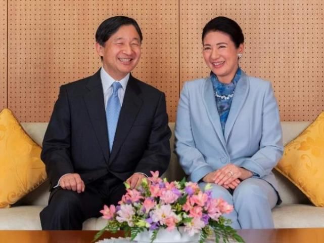 日本天皇一家乘车去皇宫，18岁爱子公主面容丰盈，半年内首度亮相