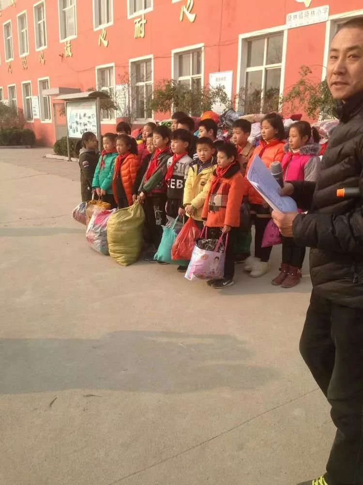 曲阳县晓林儿童小学捐赠关爱!活动a儿童小学,师条件衣物入学祝融图片