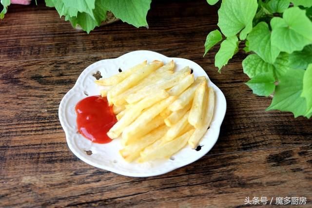 在家过六一,炸盘薯条当零食,少放油更健康,一盘不够再来一盘!