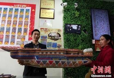 废彩票叠一艘航母 福彩站工作人员将1.2万张旧