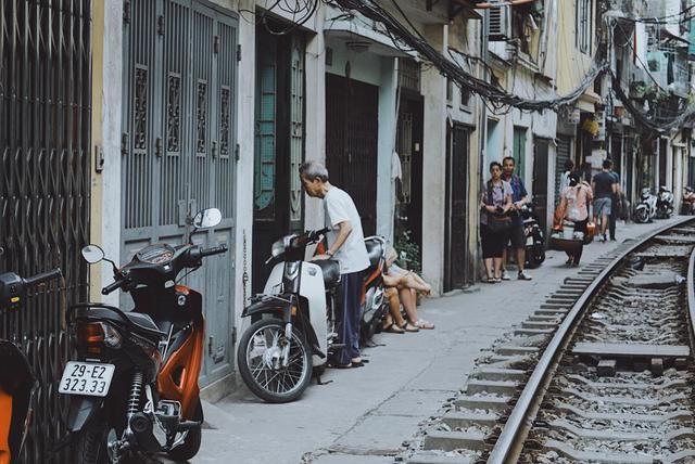 当火车从门前经过 Hanoi Train Street