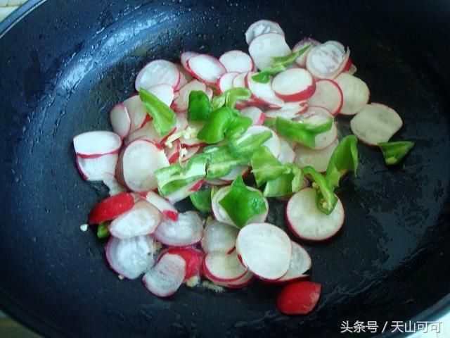大多数人不爱吃这菜,做好了,又嫩又下饭,常吃能保护眼睛