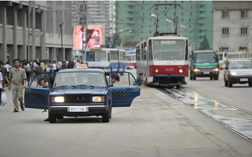 朝鲜街头看出租车，发现他们喜欢中国车，车上没计价器