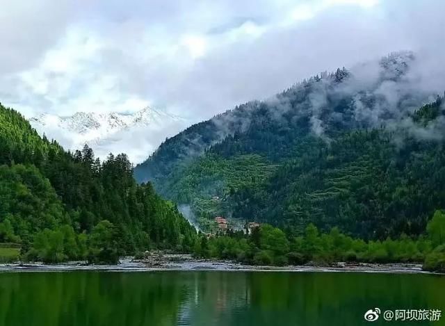 炎炎夏日四川这个景区还有超模拍冰雪主题时装秀 真凉快！