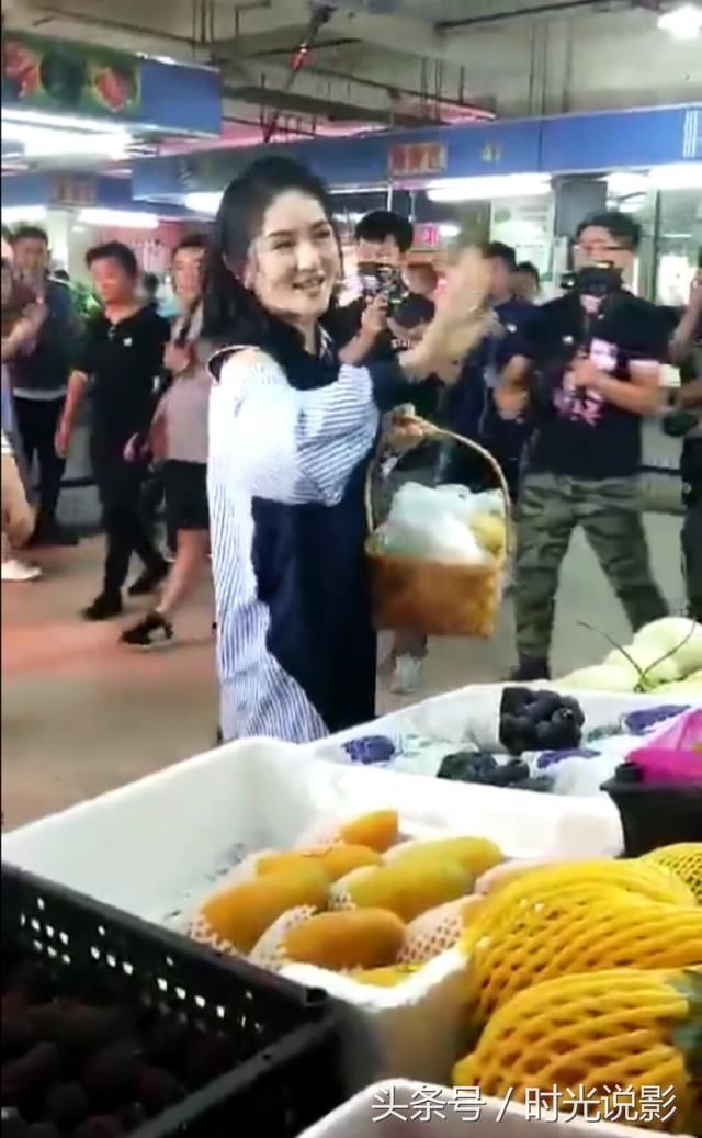 网友上海菜市场偶遇谢娜录节目,真是精打细算