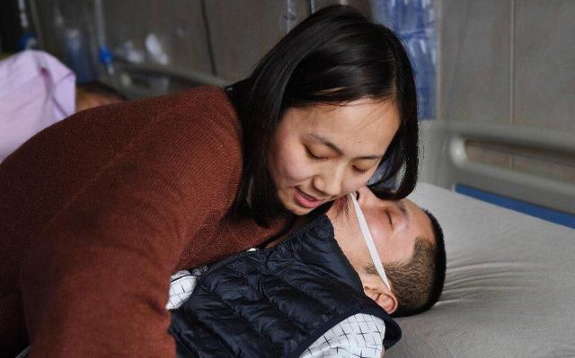 男子意外中毒昏迷不醒 女友病床前守 8 个月