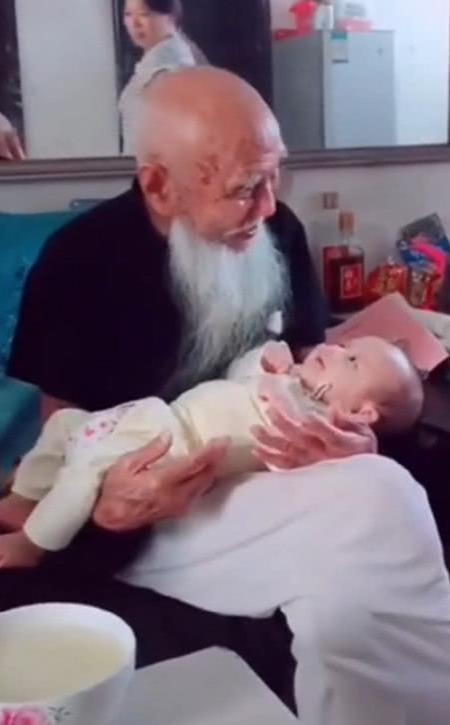 100岁爷爷第一次见到1岁玄孙,两人对视的瞬间