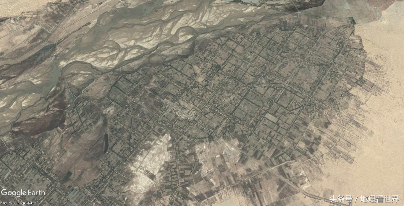 荒漠中出现村庄.(数据来自谷歌地球)图片