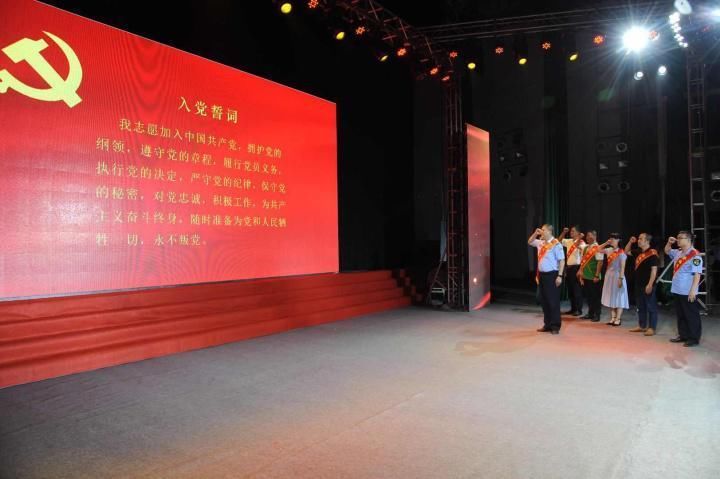 澄海区举行最美党员事迹报告会,由党员身边