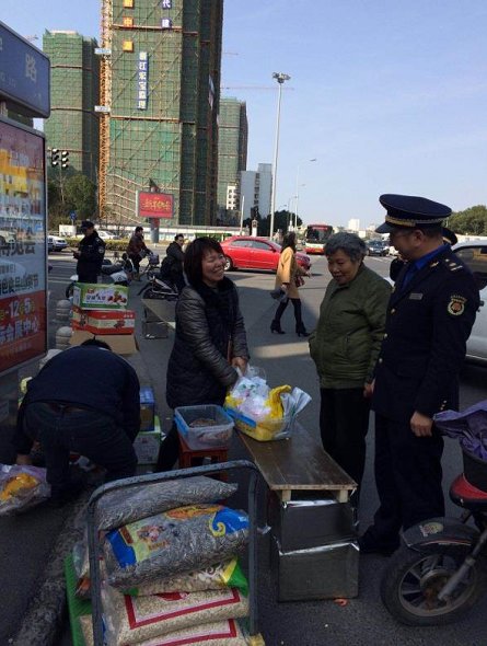 宁波万余名城管人在街街巷巷里 陪您过个幸福年