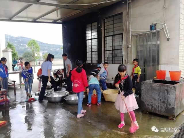 六一专刊临翔区检察院开展情暖六一 关爱少年