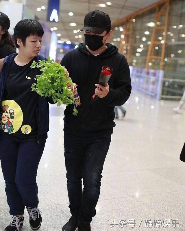 黄渤机场收到粉丝送的芹菜,这算什么?还有更搞