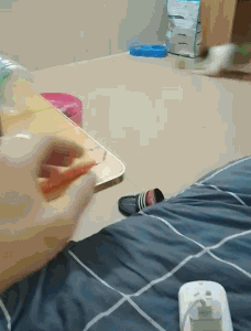 搞笑gif图:妹子假装捡东西,结果大家都被骗了