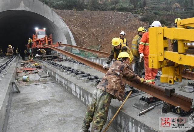 杭黄铁路建设者加紧铺轨