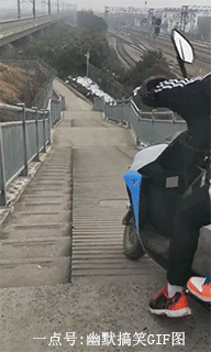搞笑GIF 这招厉害了，空手变铁锤!