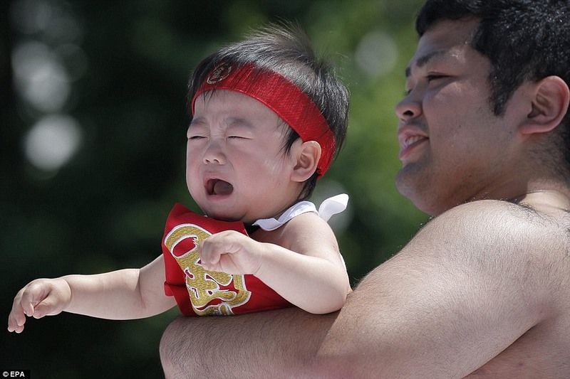 日本婴儿啼哭大赛,用相朴恐吓孩子真够逗!