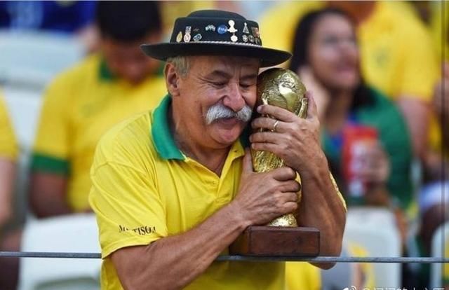 泪奔!著名巴西球迷老爷爷离世,俩儿子带大力神