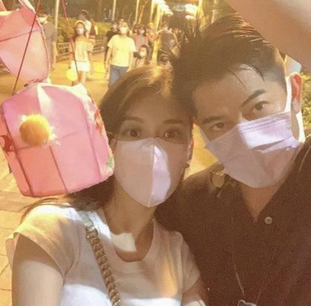 郭富城罕见晒全家牵手背影照，一家四口大手牵小手