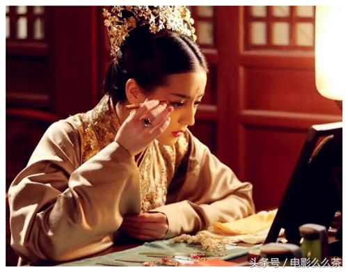 小轩窗正梳妆!对镜梳妆迪丽热巴美艳唐嫣柔情，她确让人感到诡异_【今日爆点】