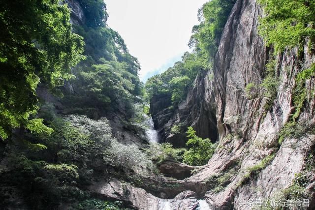 距西安约2小时路程，有个天然的彩虹瀑布，每天仅有5小时观赏时间