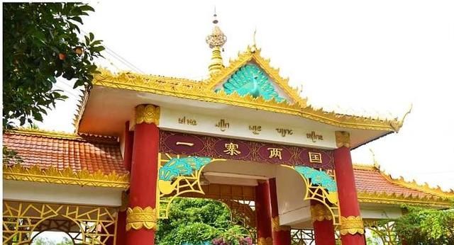 不用签证就随意出国,中国最有意思的村子,一边