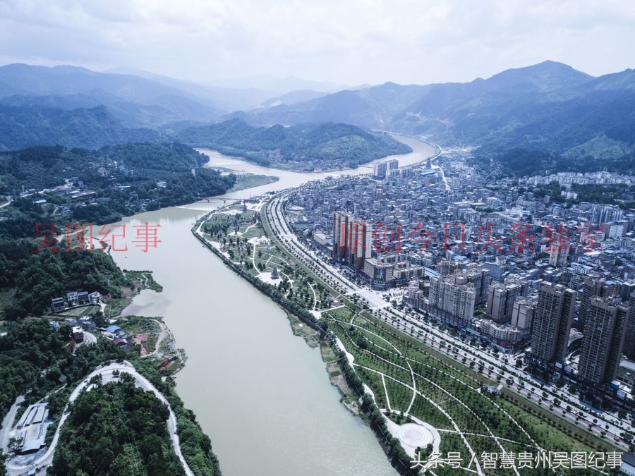 航拍发展中的贵州榕江县城，江水环绕如金盆玉水