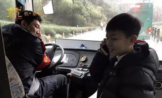 大过年,杭州14岁男孩每天坐6趟公交车,只为一句承诺!