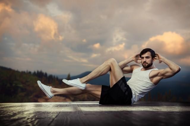 睡前一个动作练出8块腹肌 简单训练也能看到效