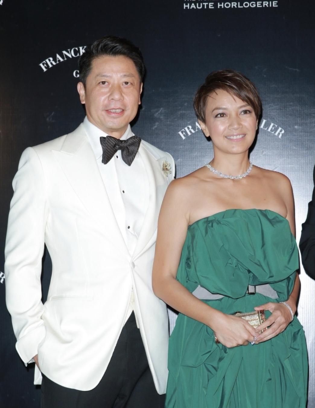 港姐杨婉仪负债千万携子女返美国，网上开班授课，自力更生再出发